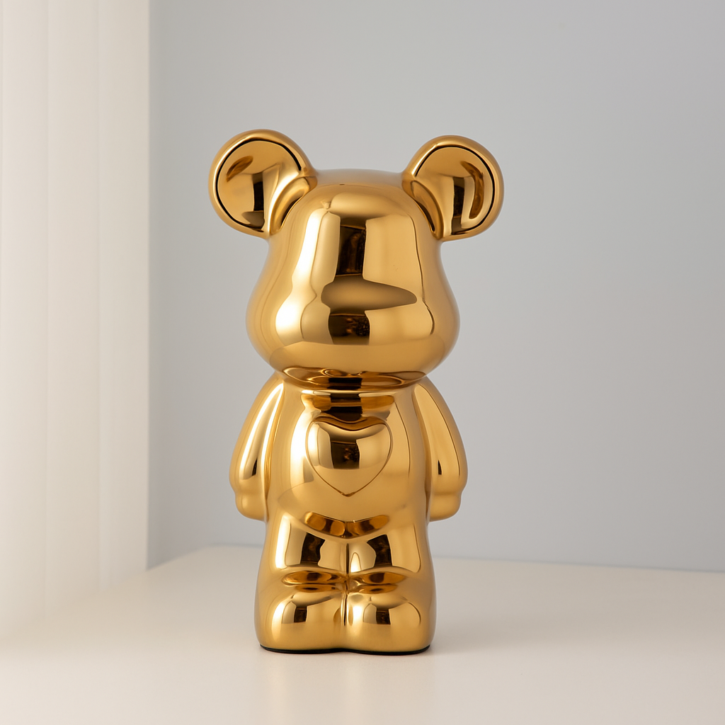 Beeldje van een beer met spiegelend metallic oppervlak
