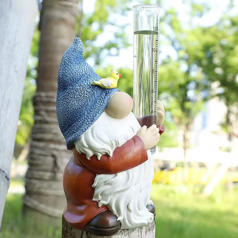 Figurka krasnala ogrodowego z deszczomierzem do pomiaru opadów