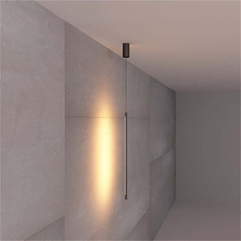 Minimalistische lineaire LED-hanglamp naast het bed