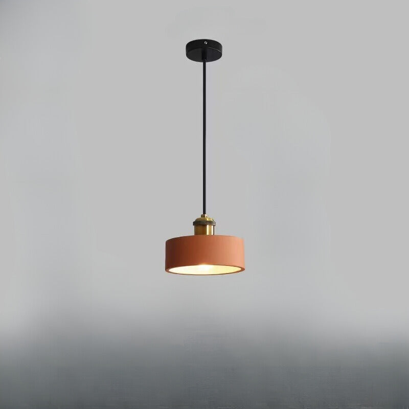 Przemysłowa lampa wisząca z metalowym kloszem do salonu