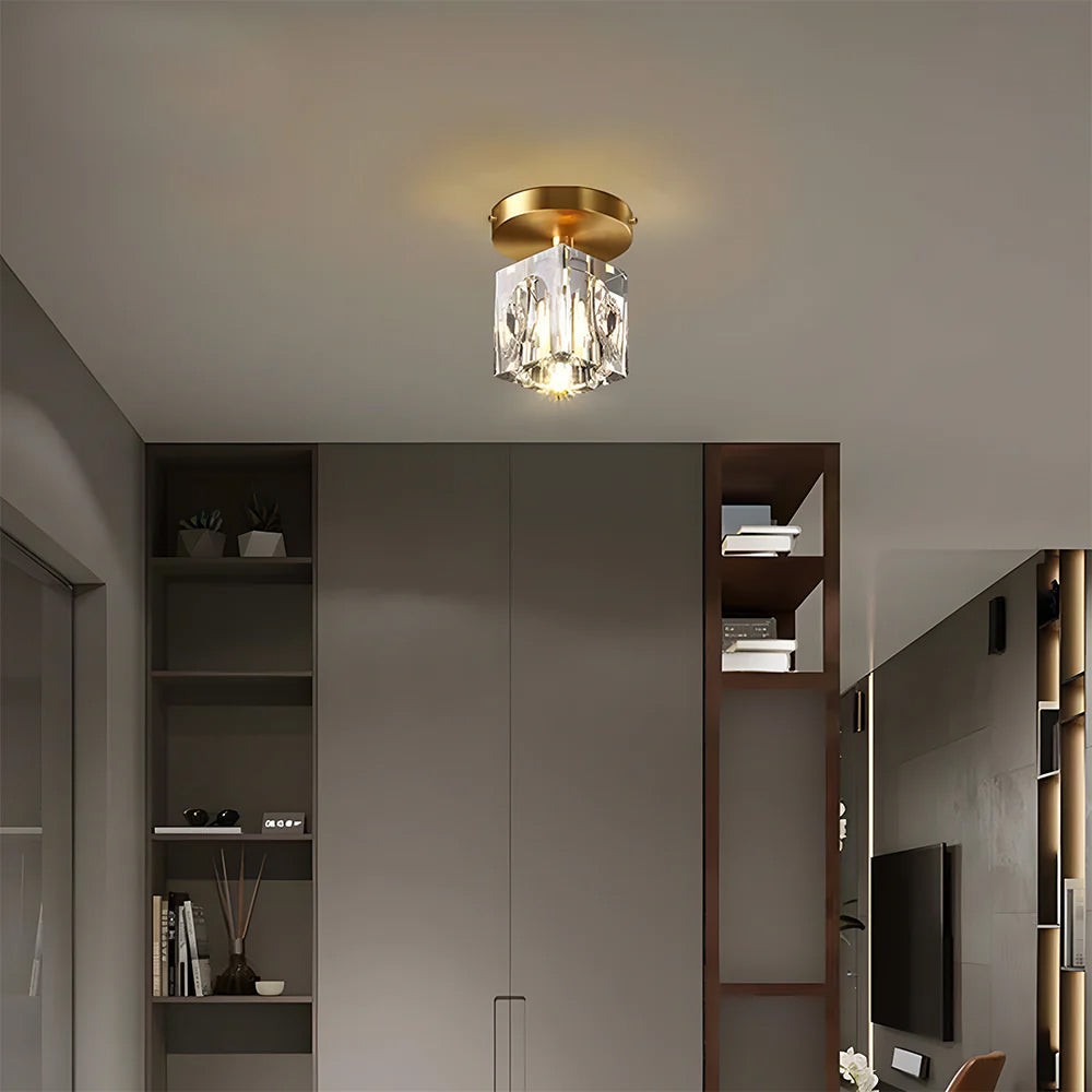 Nowoczesna lampa sufitowa z geometrycznymi kryształami i metalowym mocowaniem