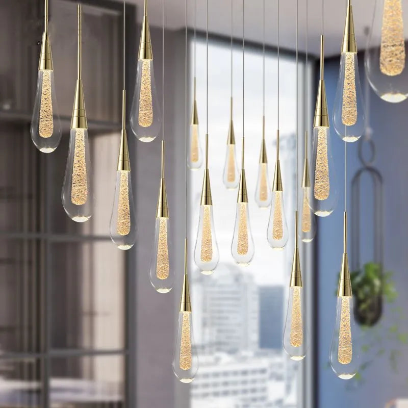 Lampa wisząca ze złotą oprawą kropla i szklanym kloszem