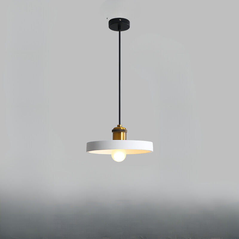 Przemysłowa lampa wisząca z metalowym kloszem do salonu