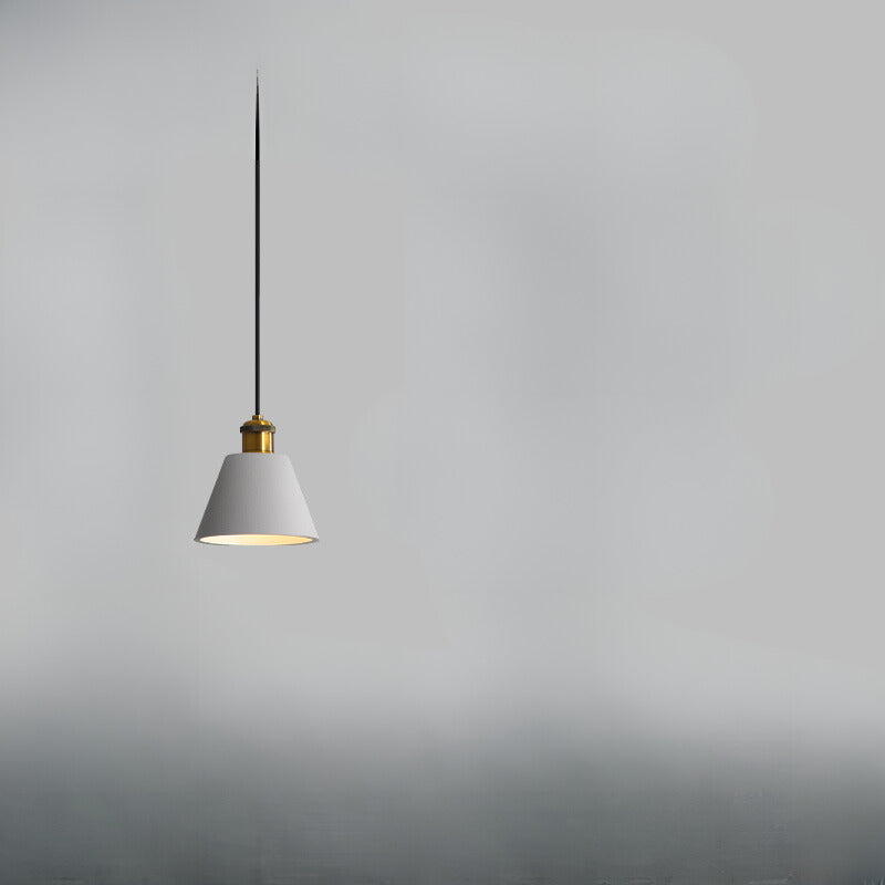 Przemysłowa lampa wisząca z metalowym kloszem do salonu