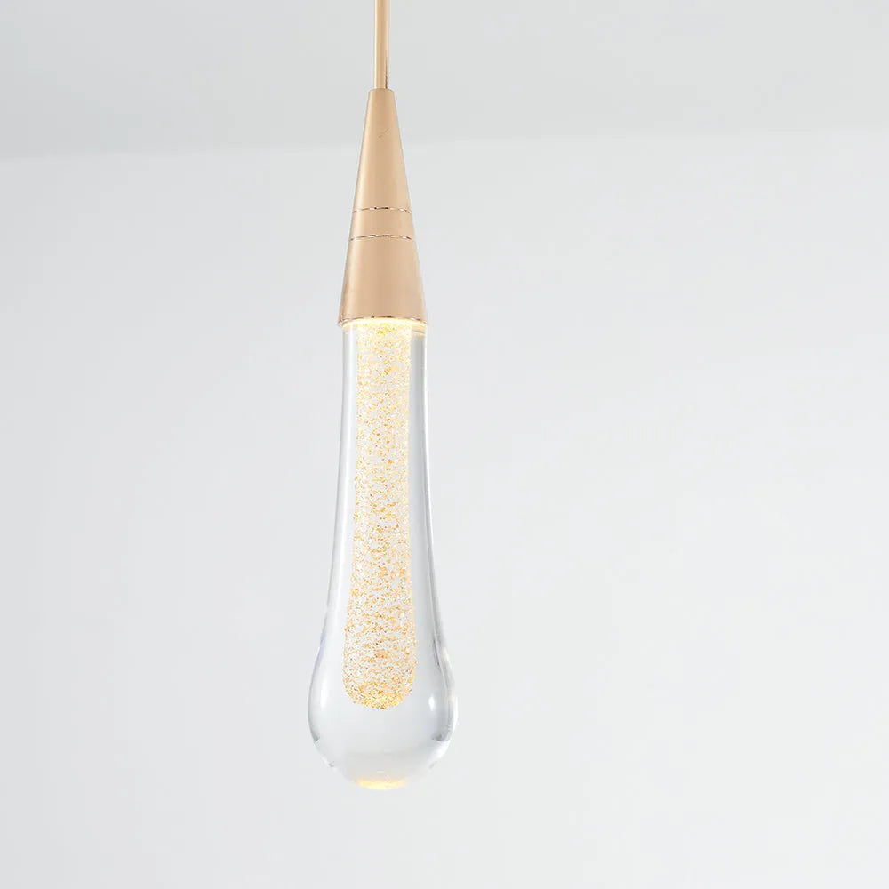 Lampa wisząca ze złotą oprawą kropla i szklanym kloszem