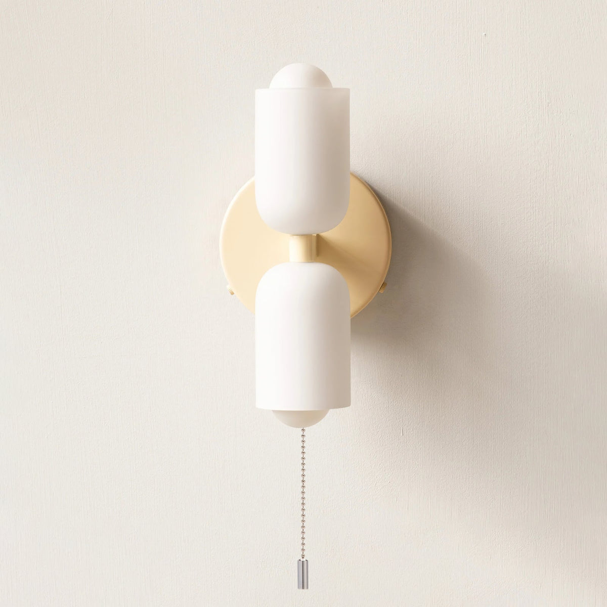 Minimalistische wandlamp met twee cilindrische lampenkappen