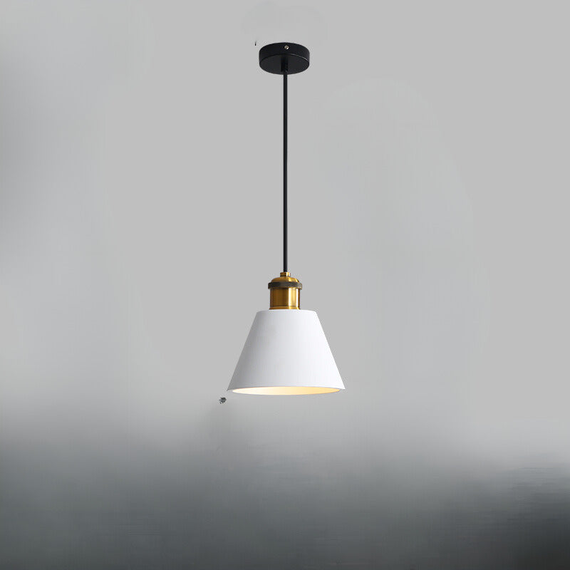 Przemysłowa lampa wisząca z metalowym kloszem do salonu