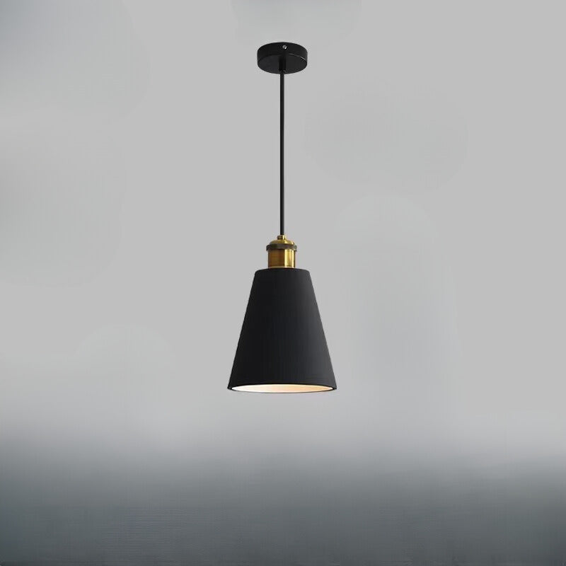 Przemysłowa lampa wisząca z metalowym kloszem do salonu