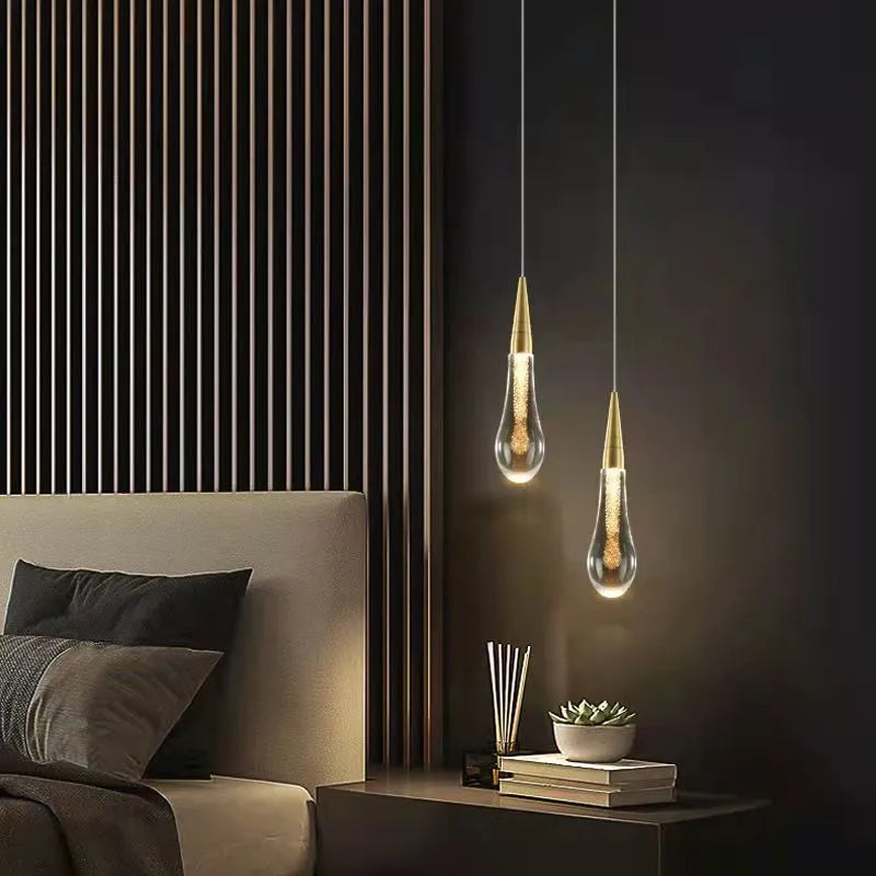 Lampa wisząca ze złotą oprawą kropla i szklanym kloszem