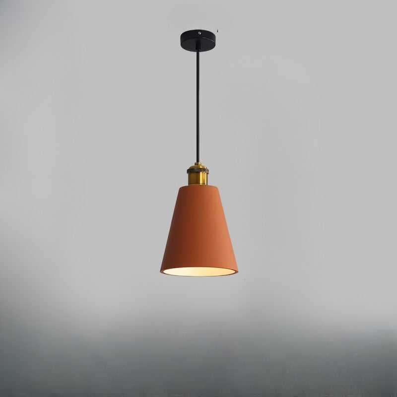 Przemysłowa lampa wisząca z metalowym kloszem do salonu