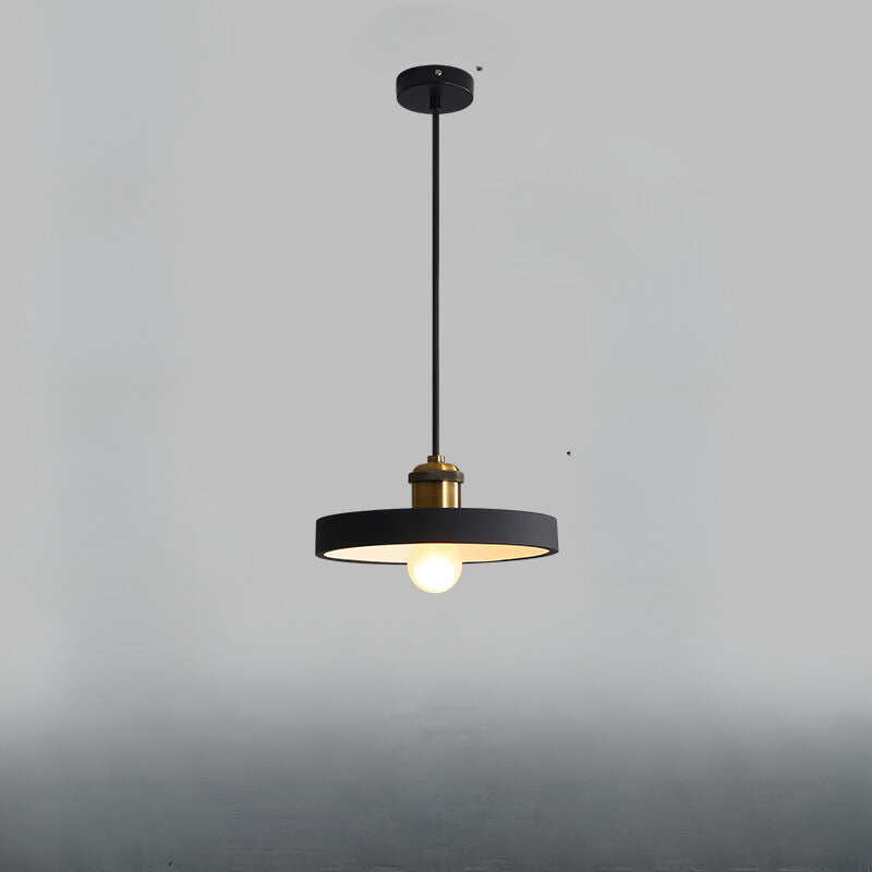 Przemysłowa lampa wisząca z metalowym kloszem do salonu