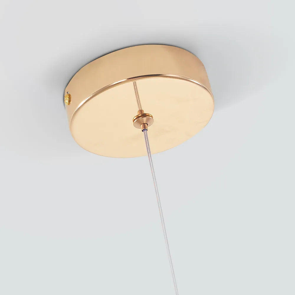 Lampa wisząca ze złotą oprawą kropla i szklanym kloszem