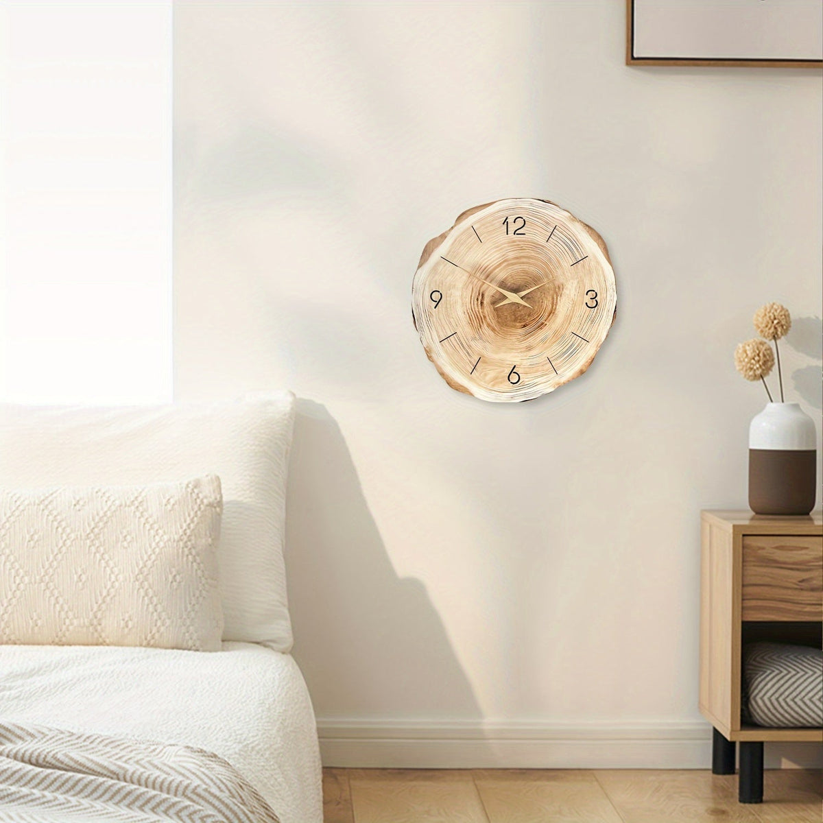 Elegante wandklok met stil uurwerk en natuurlijke textuur