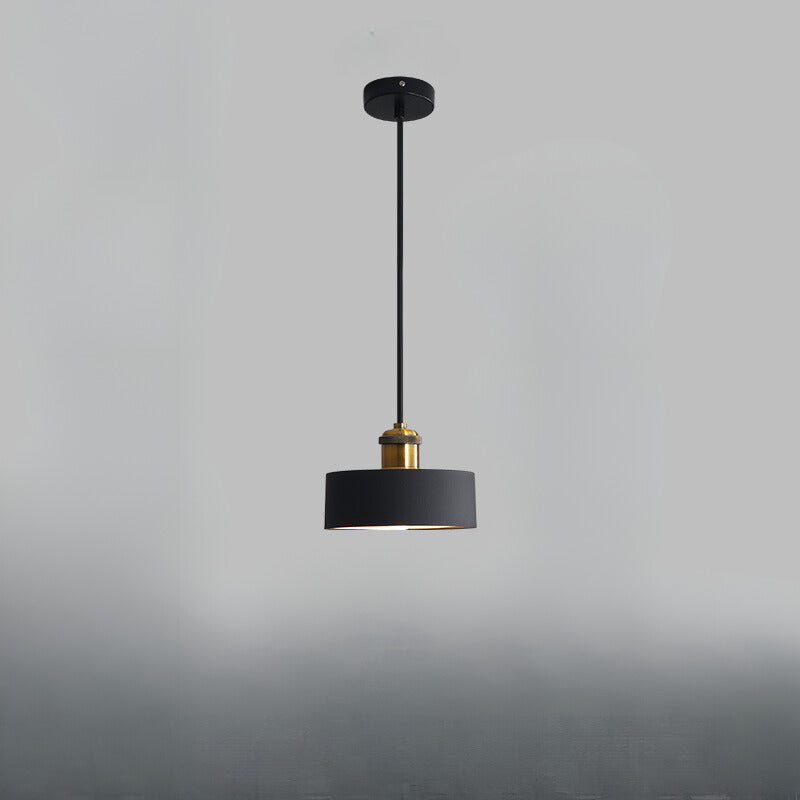 Przemysłowa lampa wisząca z metalowym kloszem do salonu