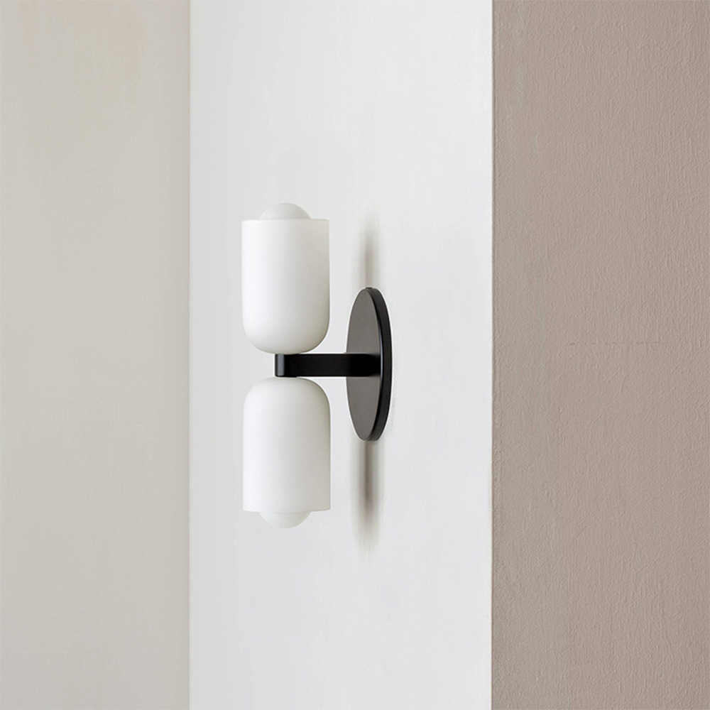 Minimalistische wandlamp met twee cilindrische lampenkappen