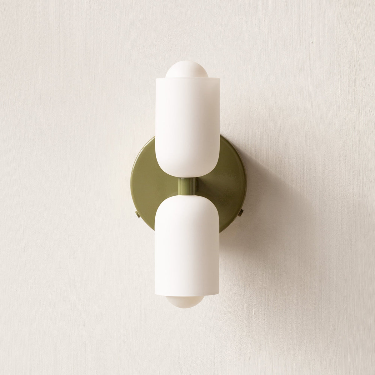 Minimalistische wandlamp met twee cilindrische lampenkappen