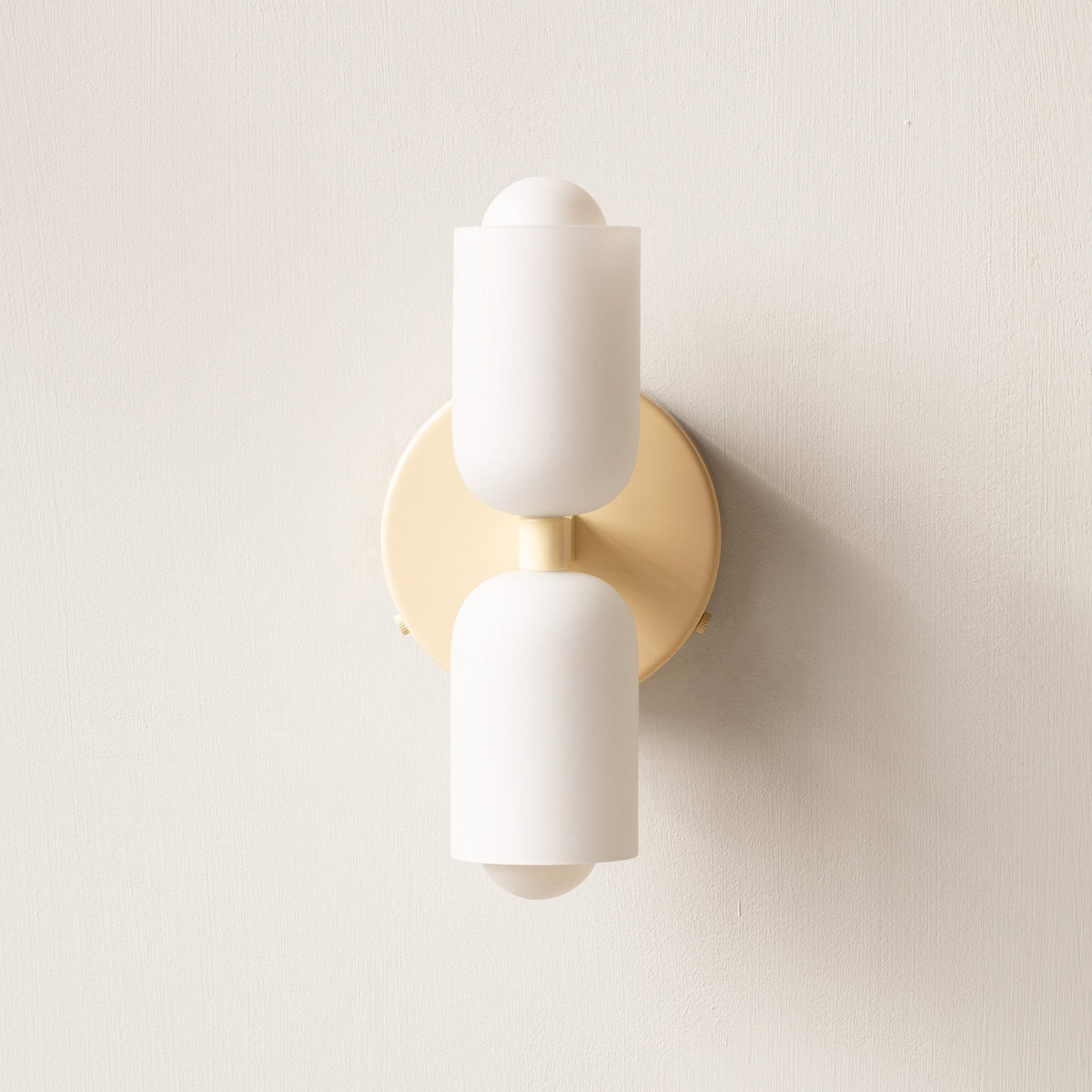 Minimalistische wandlamp met twee cilindrische lampenkappen