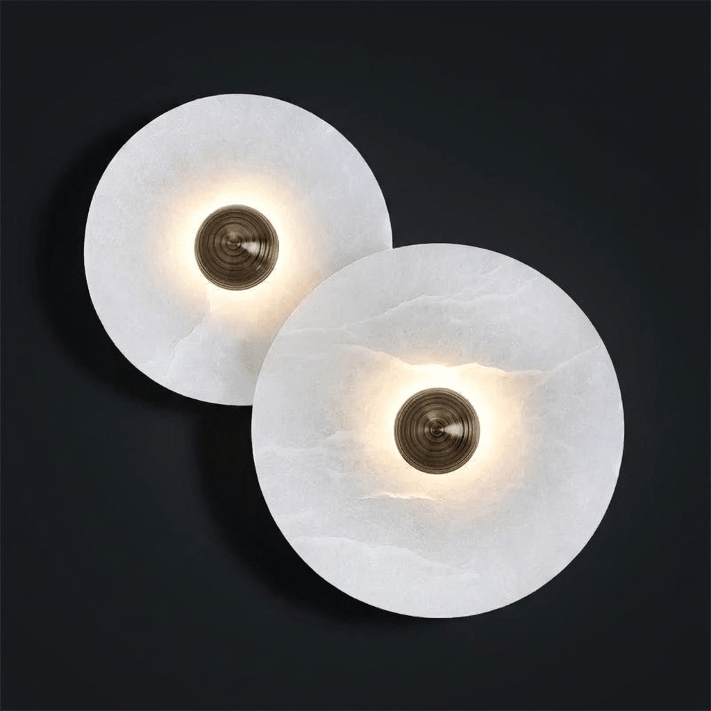 Langwerpige wandlamp met albasten schijven en messing details
