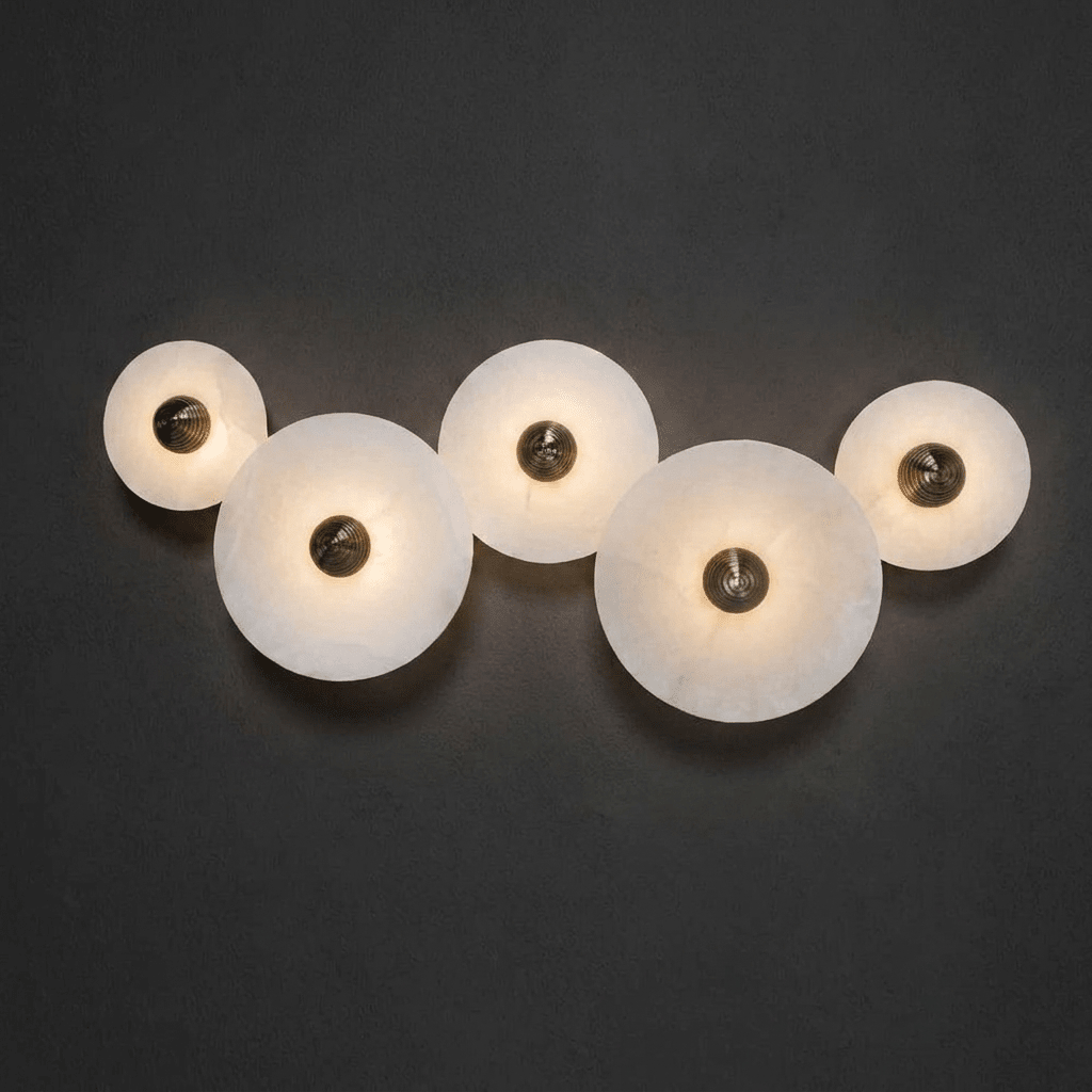 Langwerpige wandlamp met albasten schijven en messing details