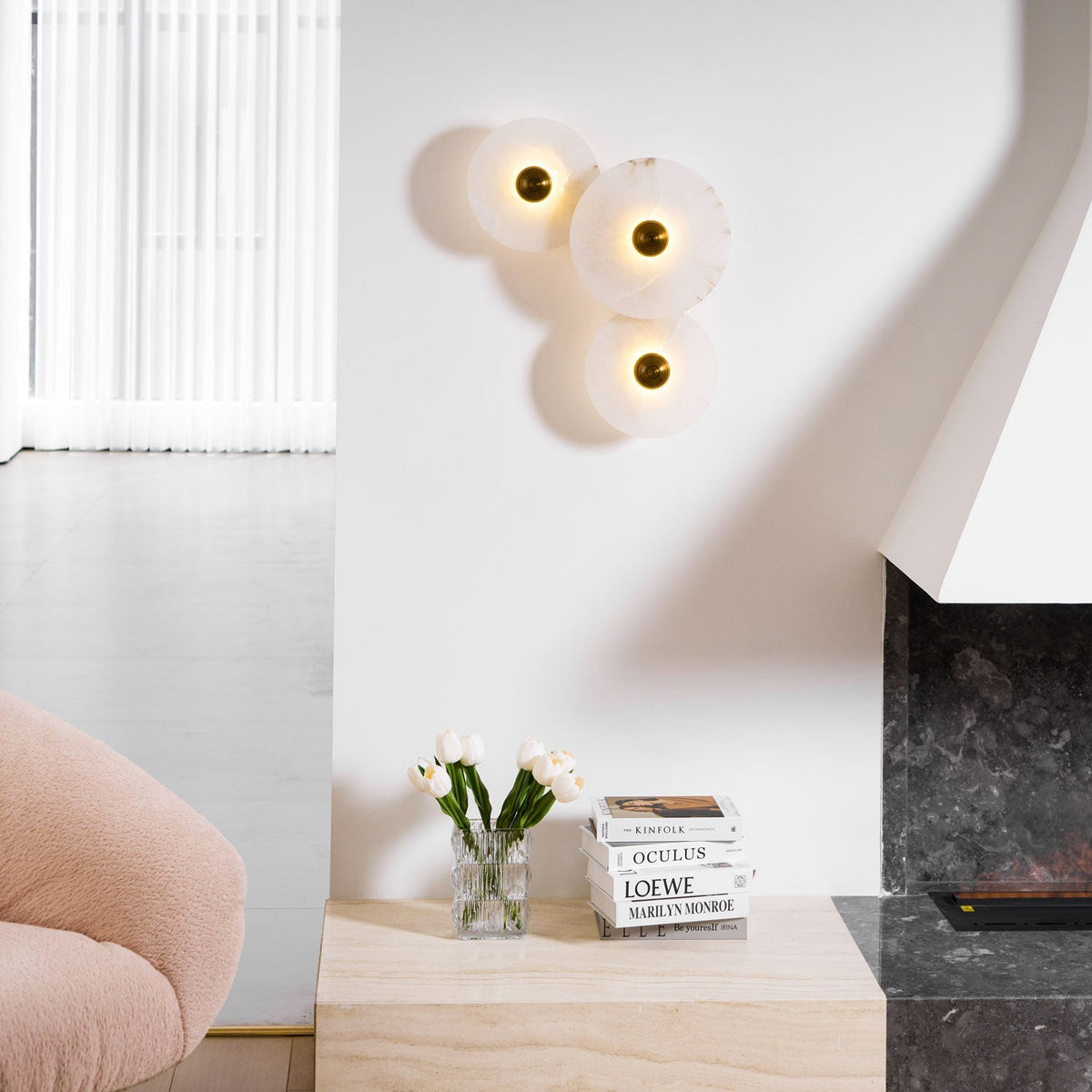 Langwerpige wandlamp met albasten schijven en messing details