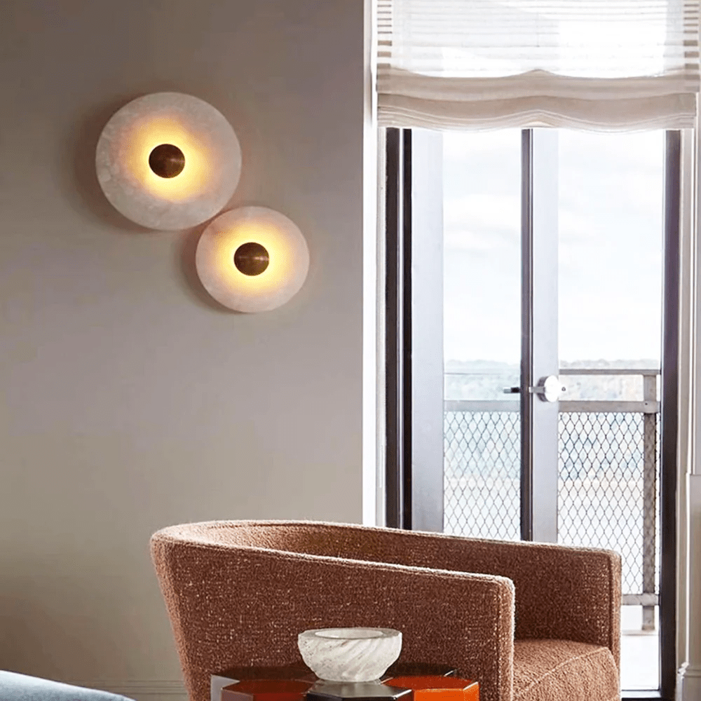 Langwerpige wandlamp met albasten schijven en messing details