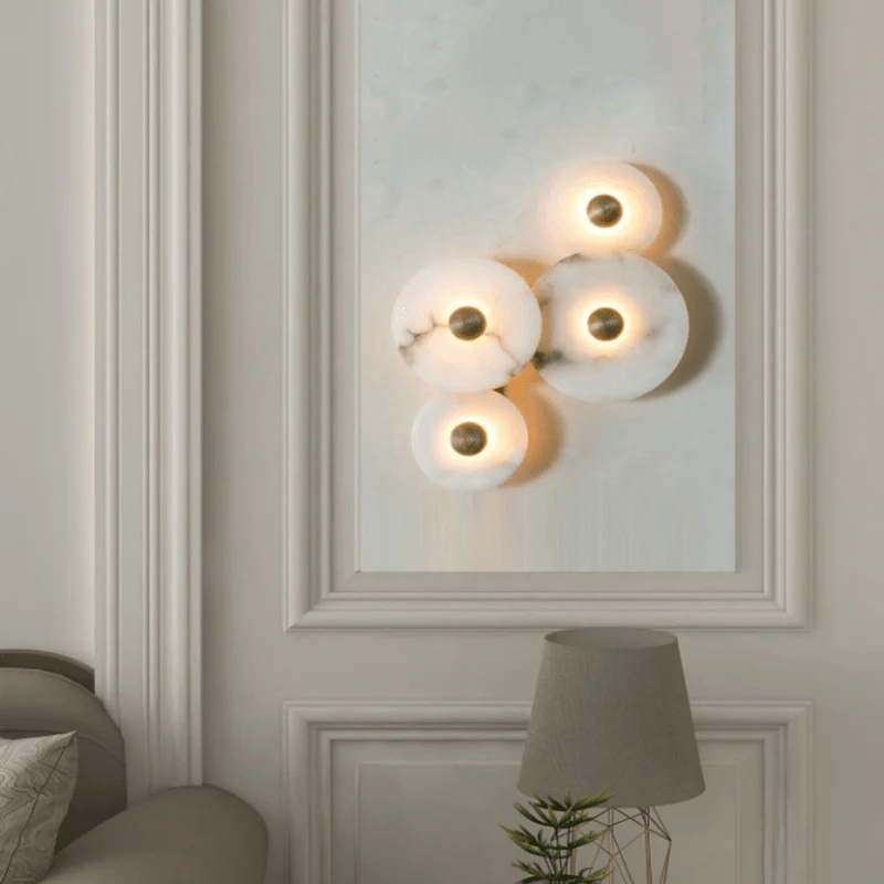 Langwerpige wandlamp met albasten schijven en messing details
