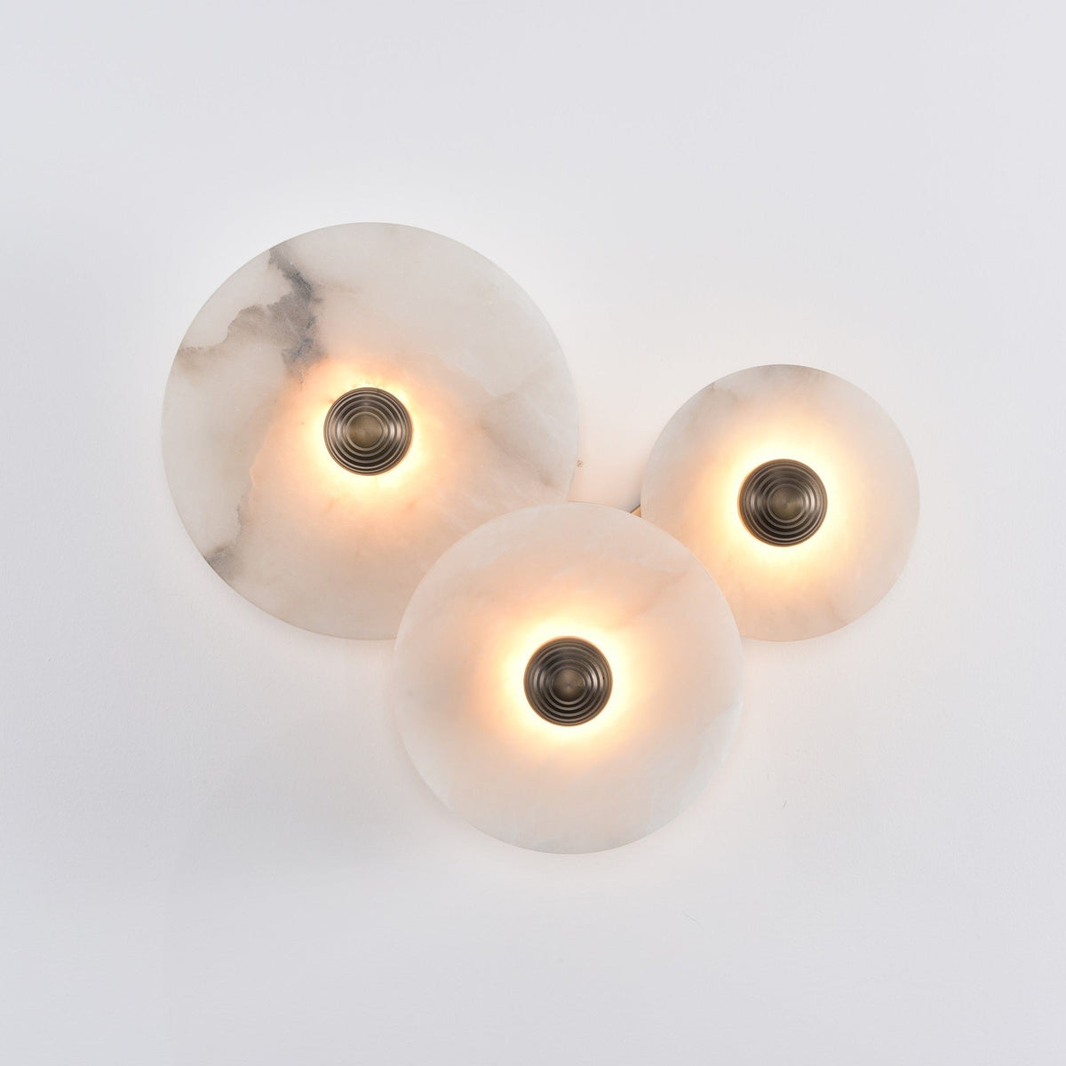 Langwerpige wandlamp met albasten schijven en messing details