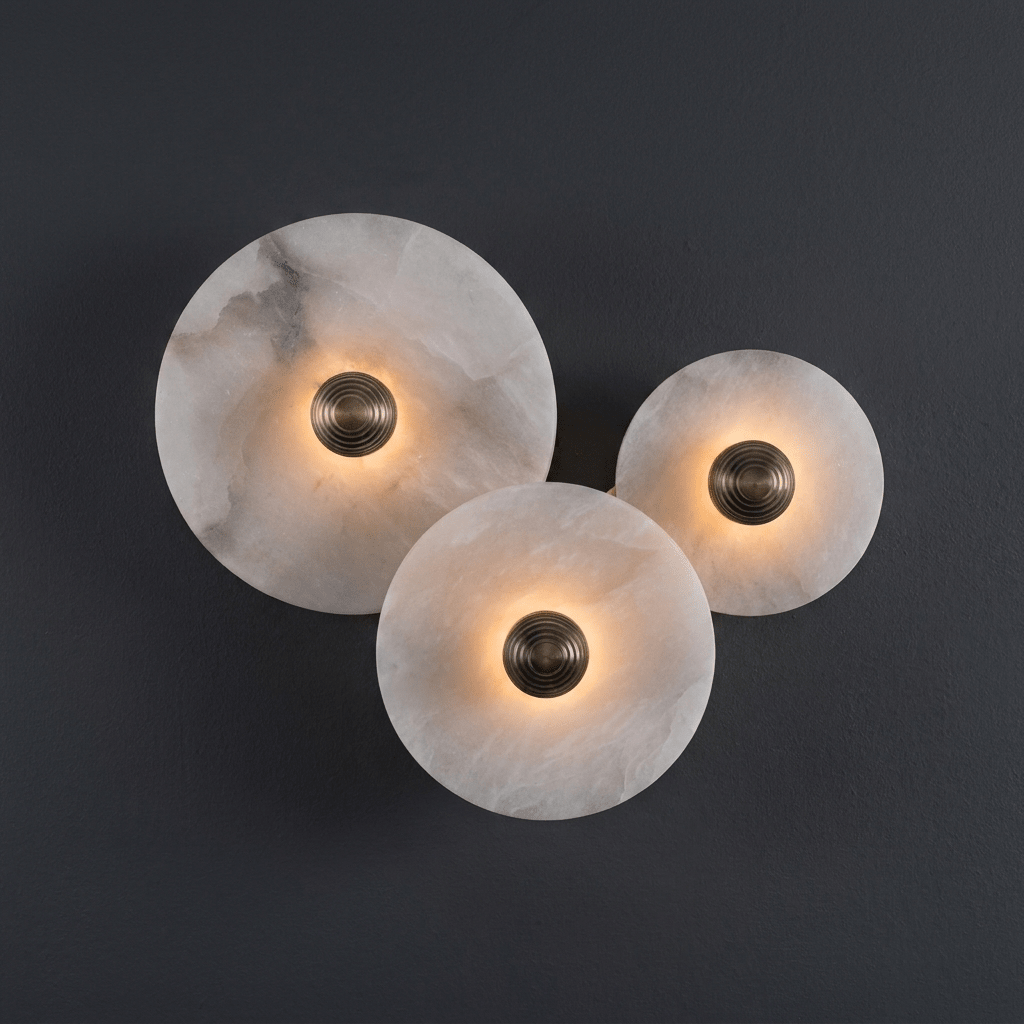 Langwerpige wandlamp met albasten schijven en messing details