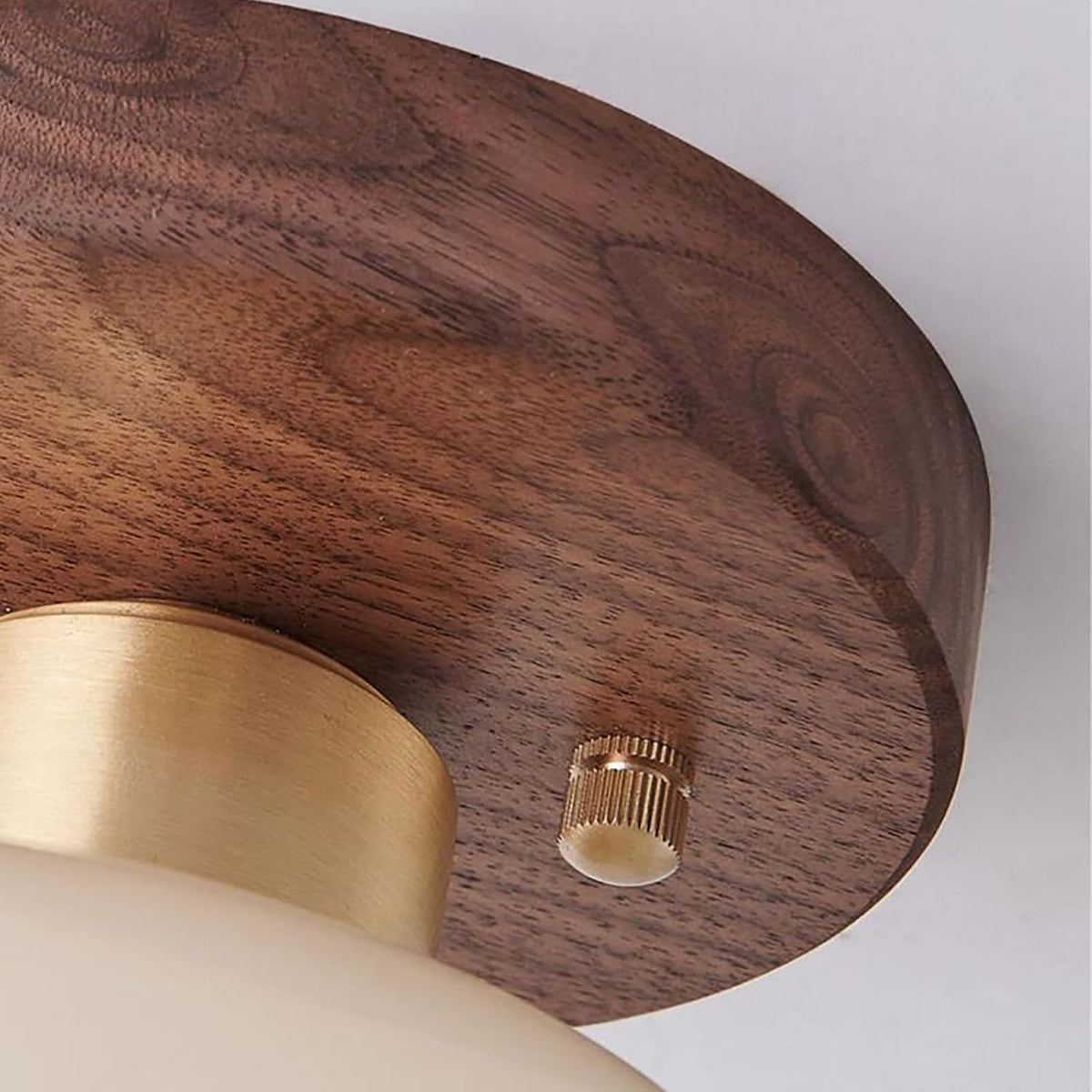 Crèmekleurige Bauhaus-plafondlamp met houten voet