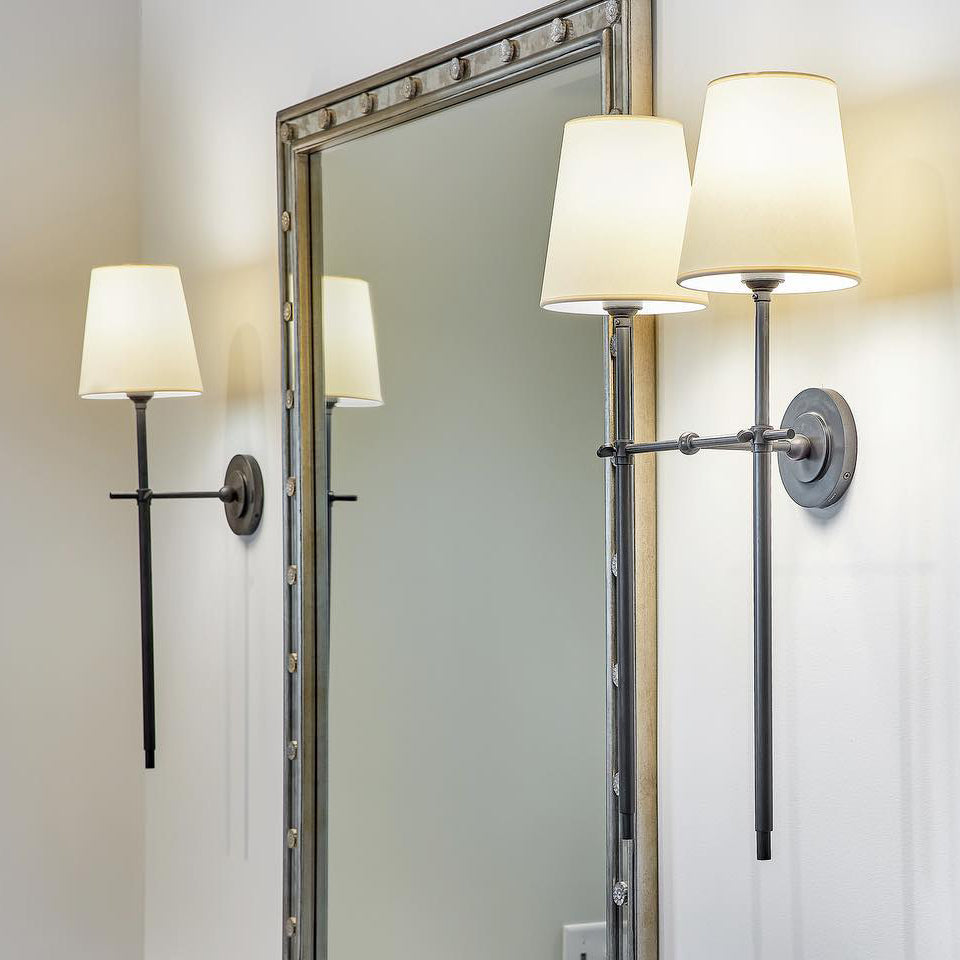 Lampa ścienna z tkaninowym kloszem i metalowym ramieniem