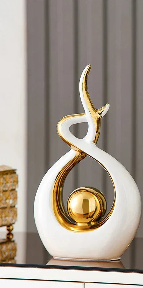 Keramisch beeld met abstracte vorm en gouden bol