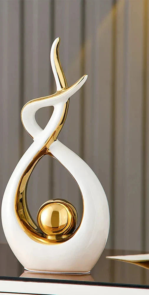 Keramisch beeld met abstracte vorm en gouden bol