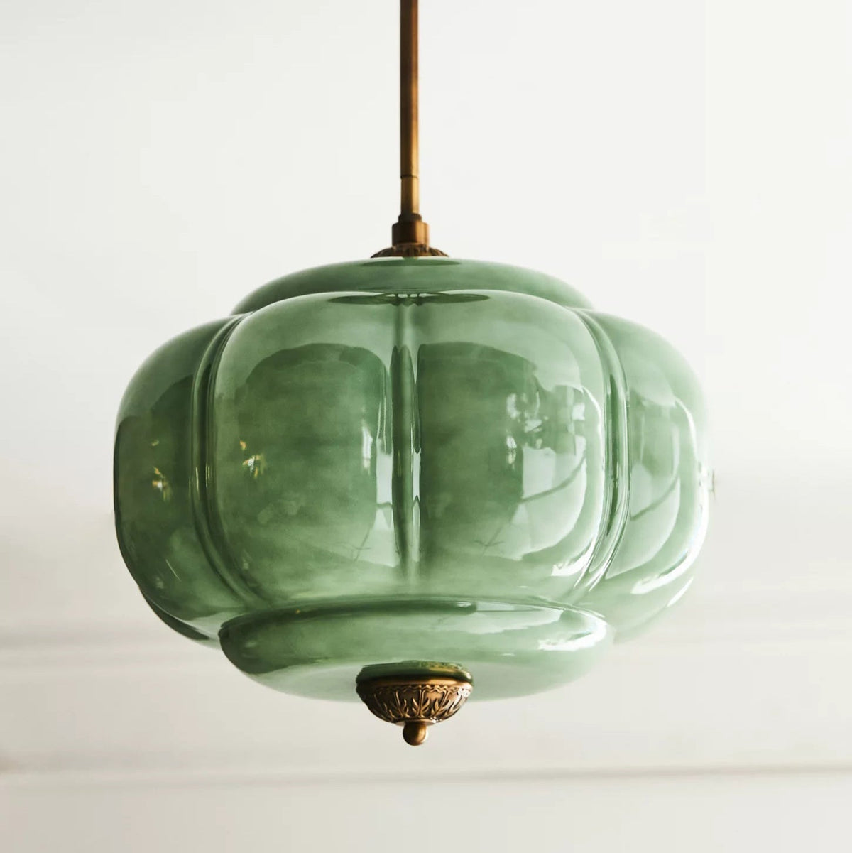 Szklana lampa sufitowa półplafon o zaokrąglonej formie