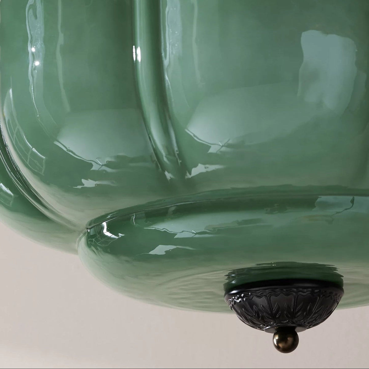 Szklana lampa sufitowa półplafon o zaokrąglonej formie