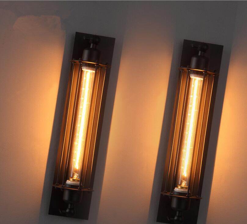 Industriële wandlamp met langwerpige glazen kap