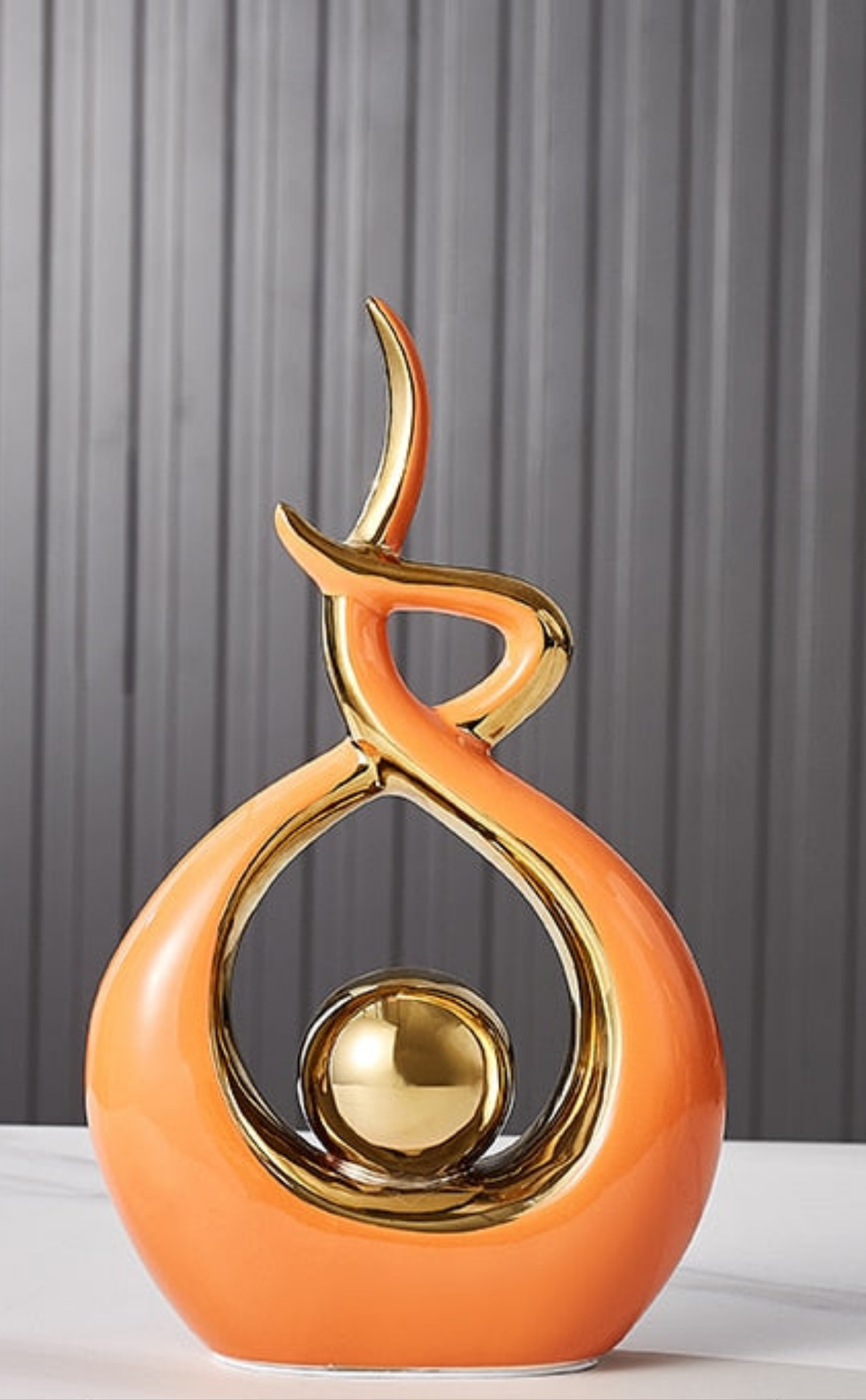 Keramisch beeld met abstracte vorm en gouden bol