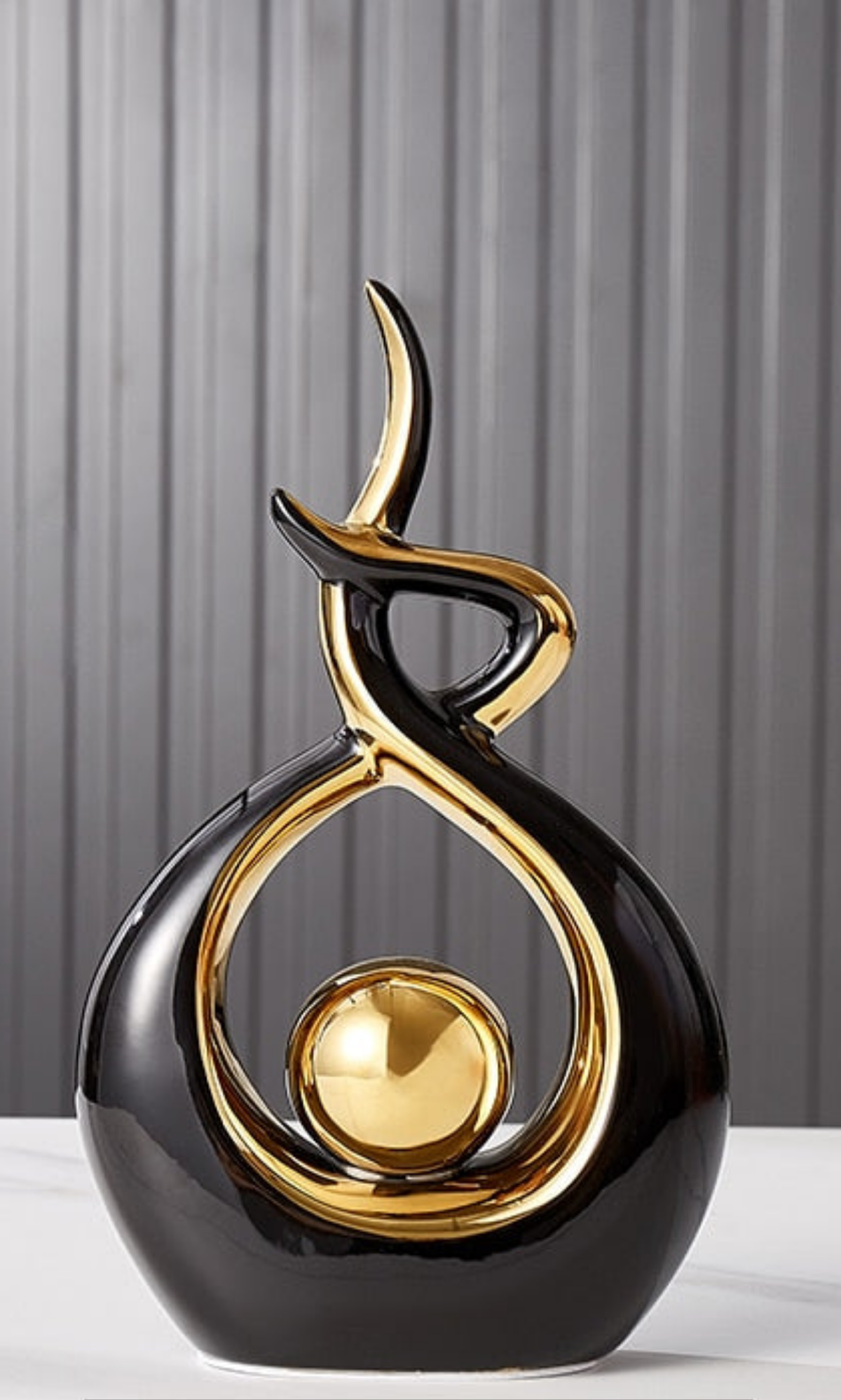 Keramisch beeld met abstracte vorm en gouden bol