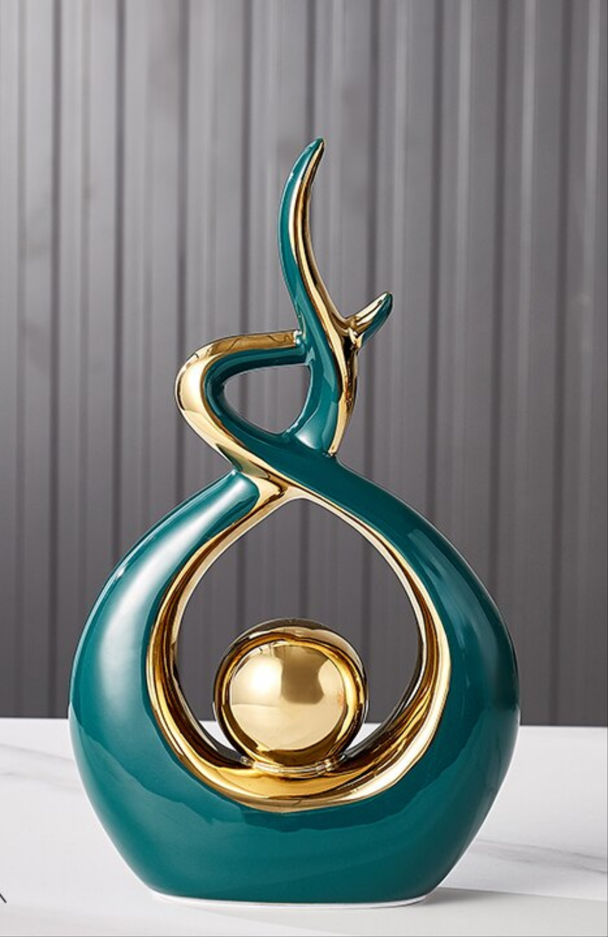 Keramisch beeld met abstracte vorm en gouden bol