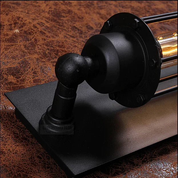 Industriële wandlamp met langwerpige glazen kap