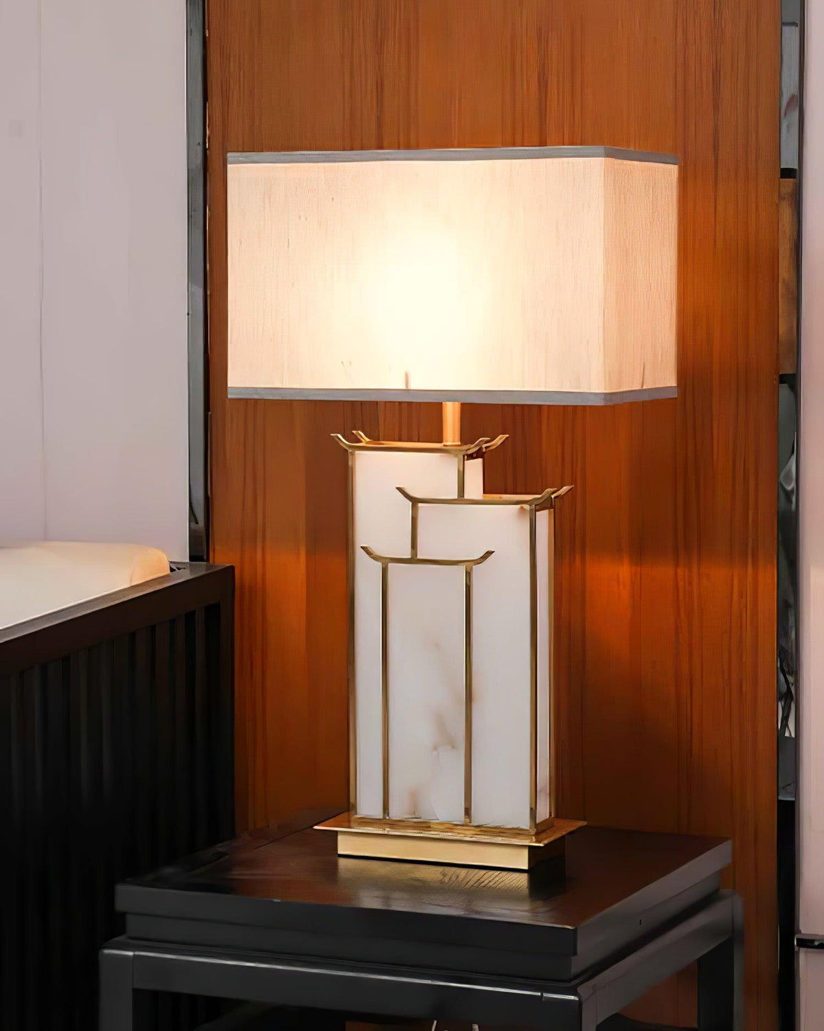 Stołowa lampa z prostokątnym kloszem i ramową bryłą