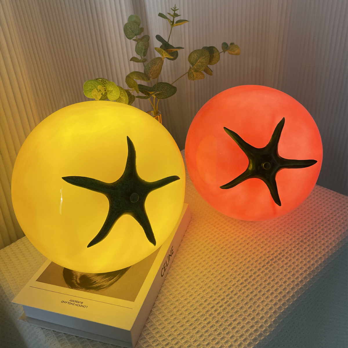 Minimalistyczna lampa stołowa Tomato