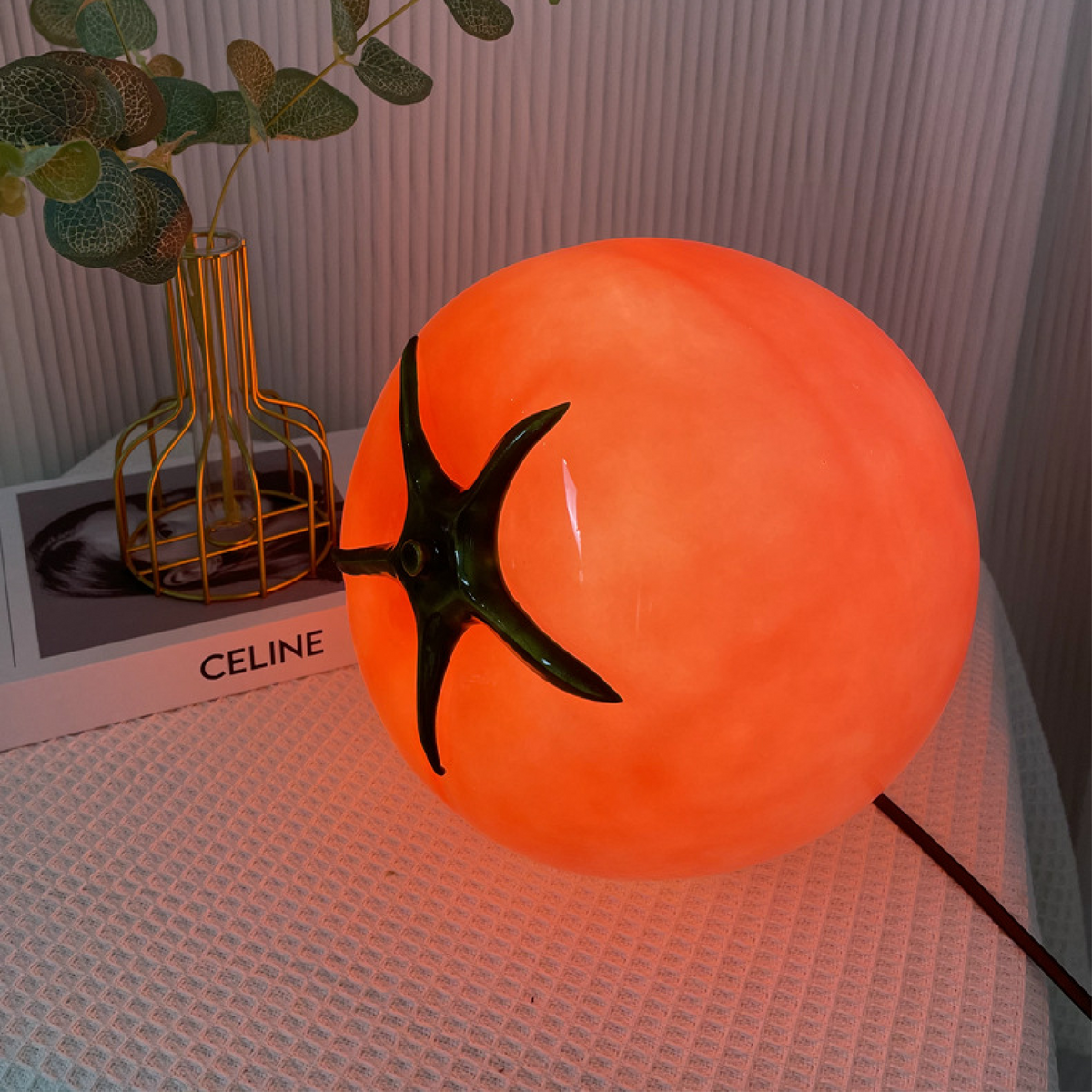 Minimalistyczna lampa stołowa Tomato