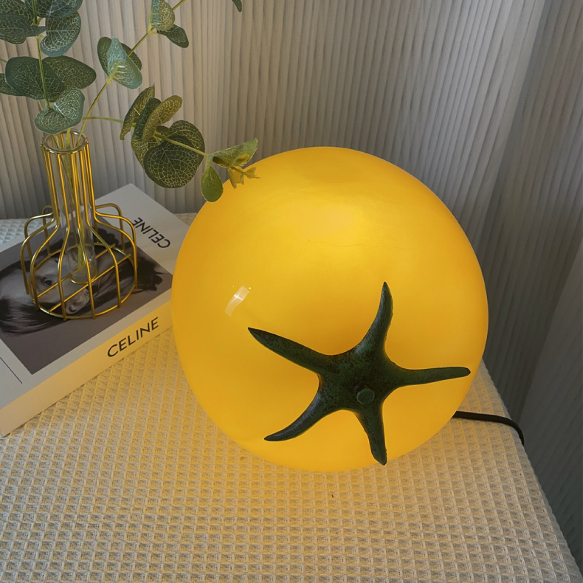 Minimalistyczna lampa stołowa Tomato