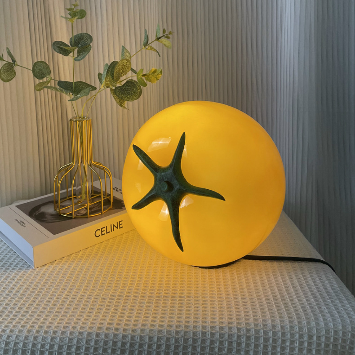 Minimalistyczna lampa stołowa Tomato