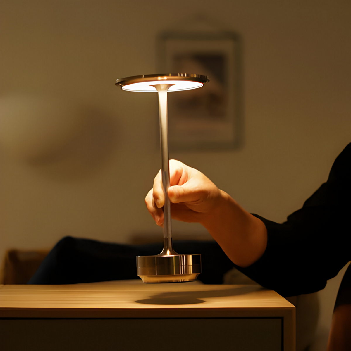 Bezprzewodowa lampa stołowa LED z dotykowym sterowaniem i regulacją jasności