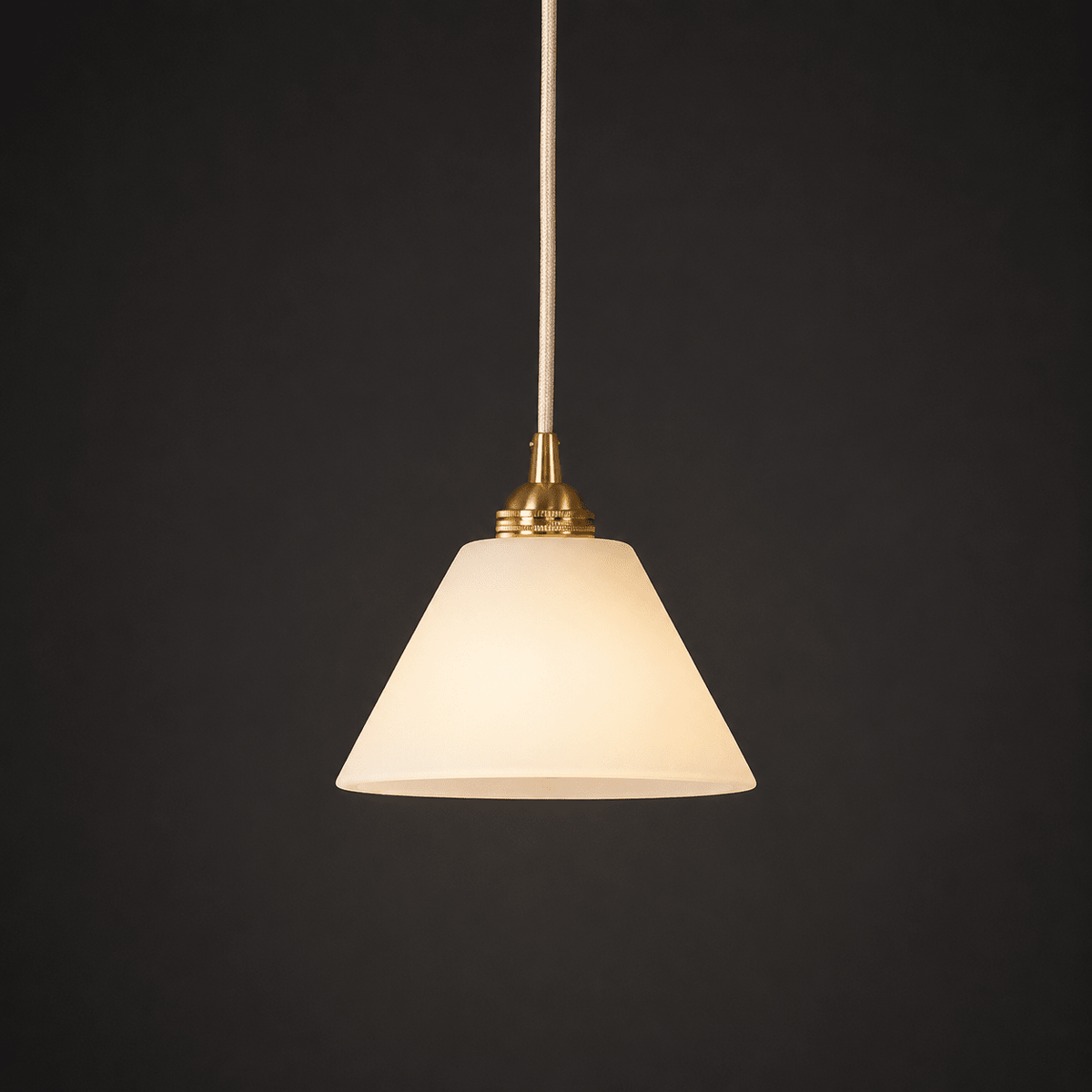 Conische hanglamp voor de hal met messingdetail