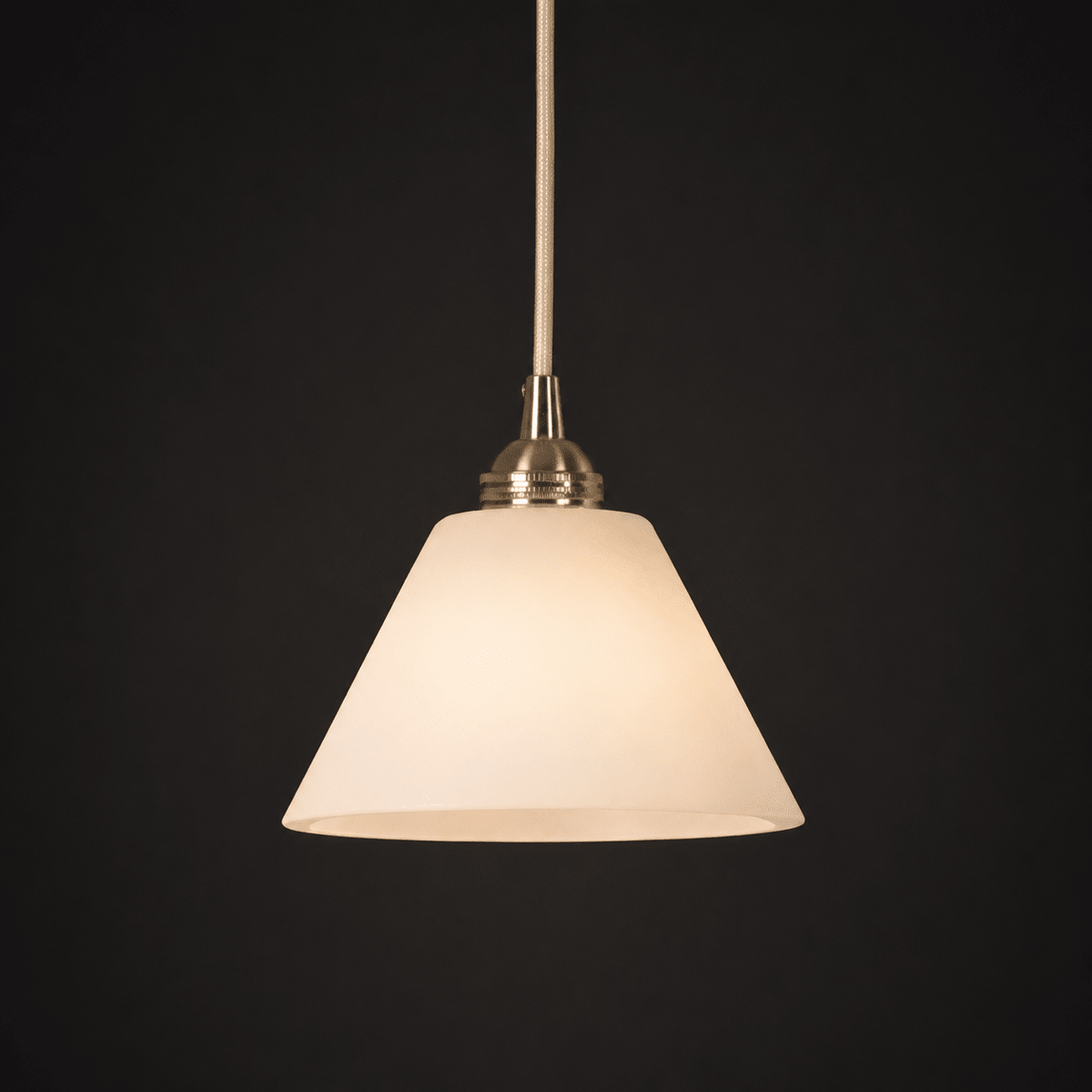 Conische hanglamp voor de hal met messingdetail