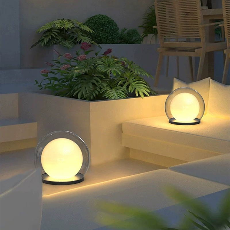 Zewnętrzna lampa ścienna ze świecącą kulą księżyca