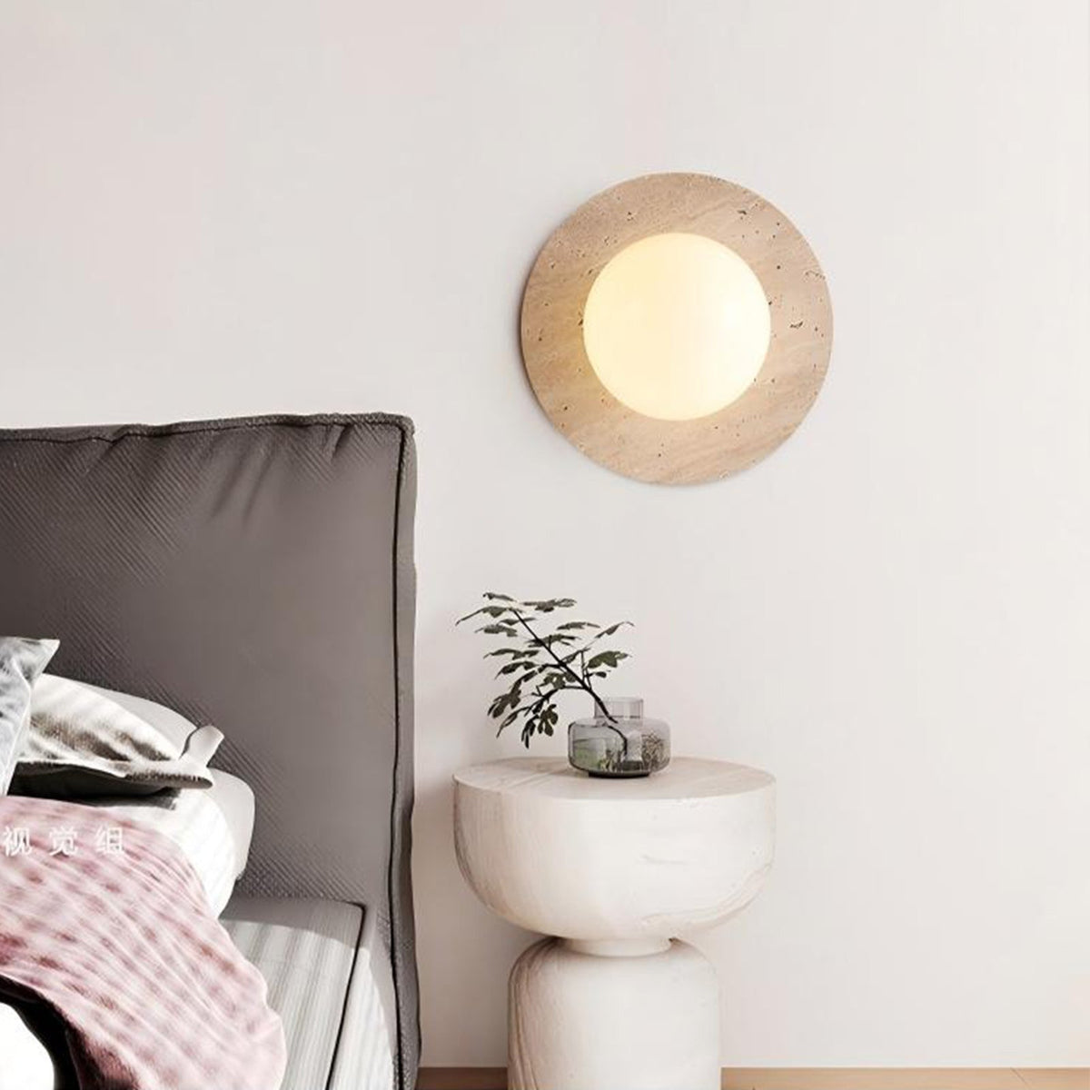 Stenen led-wandlamp boven de spiegel met ronde kap