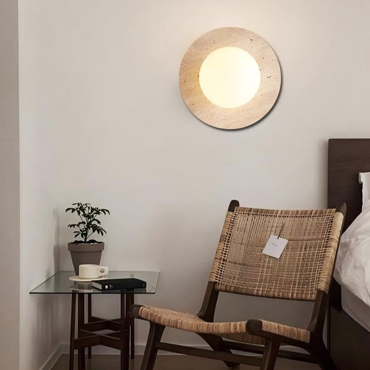 Stenen led-wandlamp boven de spiegel met ronde kap